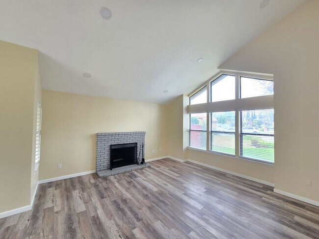 Building Photo - Pool Home – 3 Bed | 3 Bath | 1,625 Sq Ft