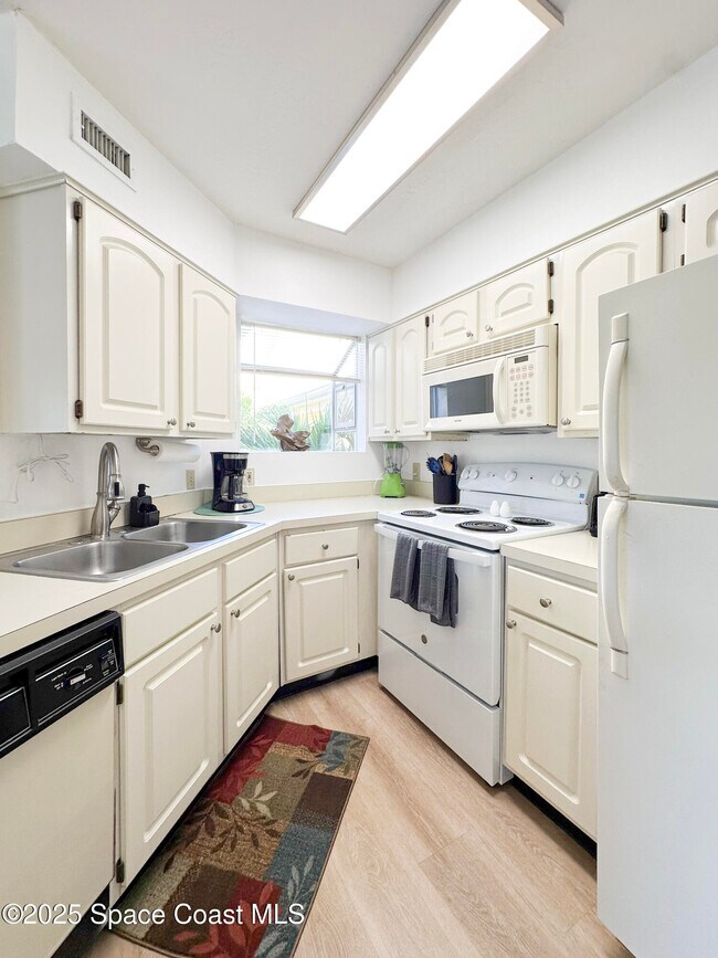 Building Photo - 1900 Brittany Dr