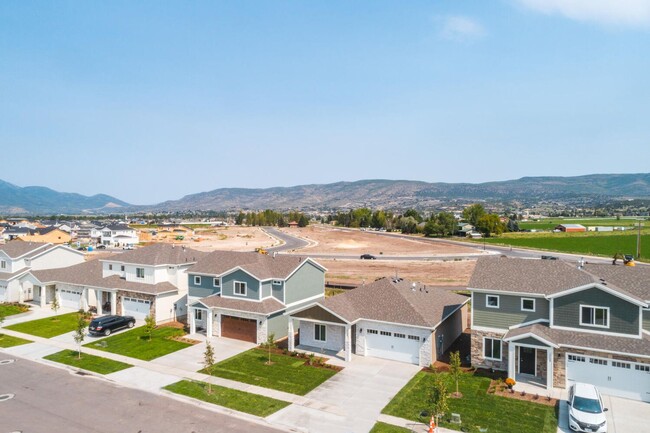 Building Photo - Light and Bright Brookside Home in Heber City