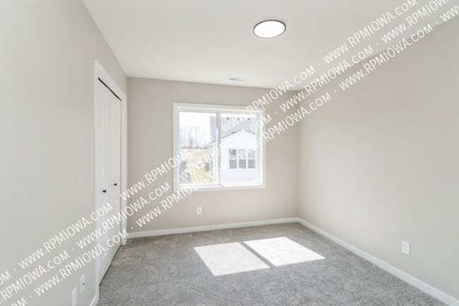 Building Photo - 5695 Buckthorne Dr