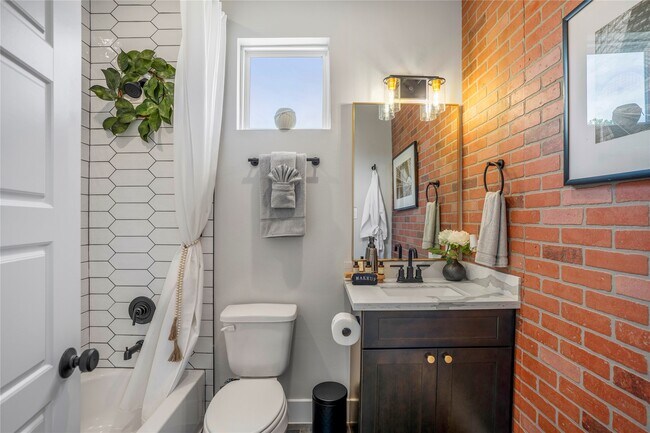 Building Photo - 3802 Buck St