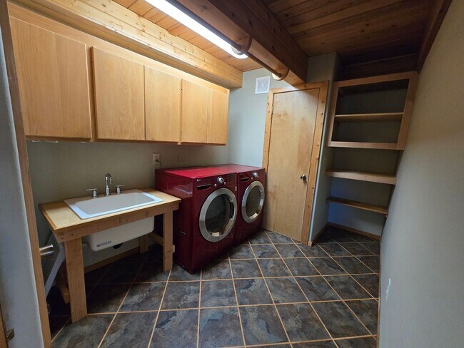 Building Photo - Live in Beautiful Tollgate and Minutes fro...