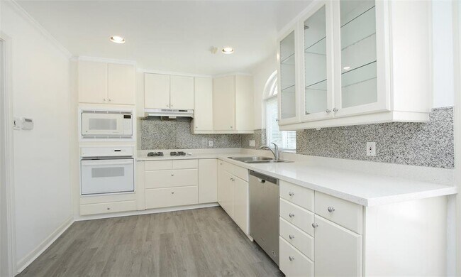 Building Photo - 3310 Suffolk Dr