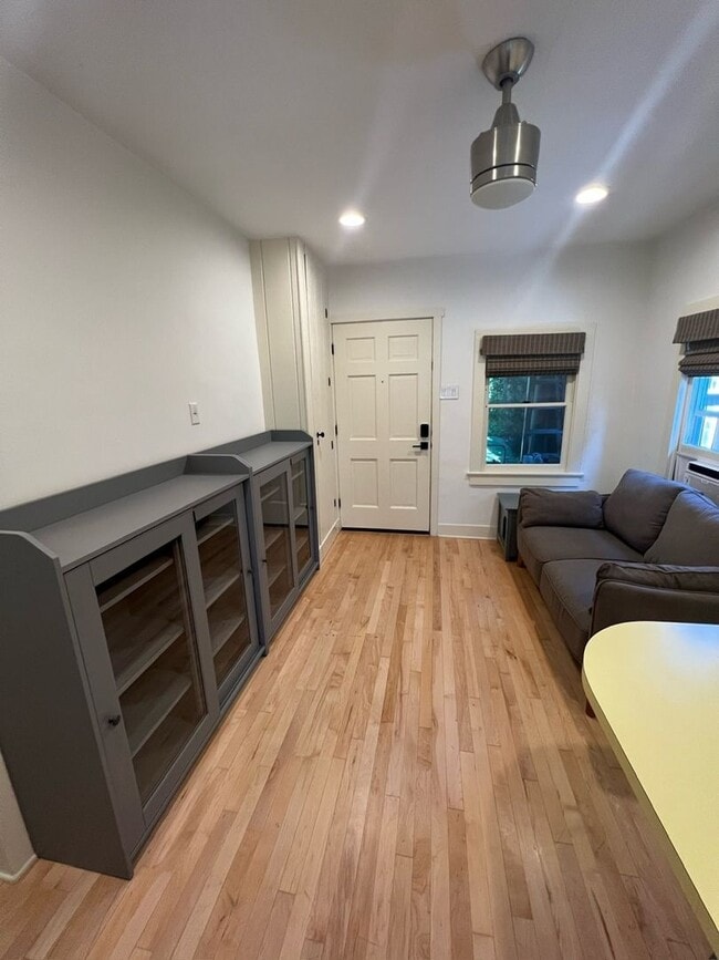 Building Photo - Walk to Campus From This Cute 2 Bedroom Back House