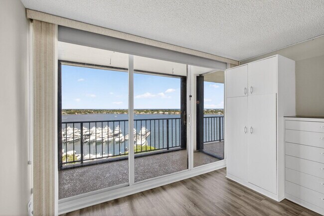 Building Photo - 134 Lakeshore Dr