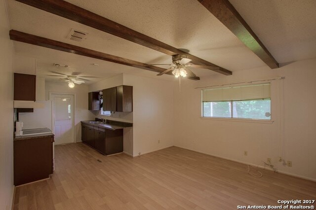 Building Photo - OFFERING 1-MONTH FREE RENT!!