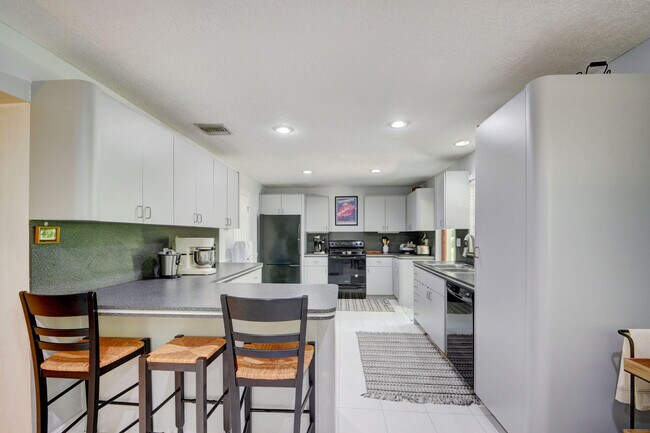 Building Photo - 6110 Ridge Ln