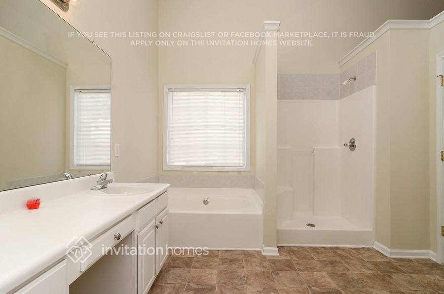 Building Photo - 1429 Fall River Dr