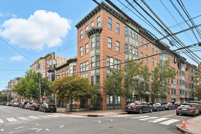 Building Photo - 132 Monroe St