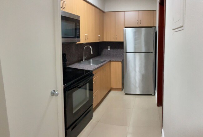 Building Photo - Spacious 1/1 Corner Unit.  Call for Limite...