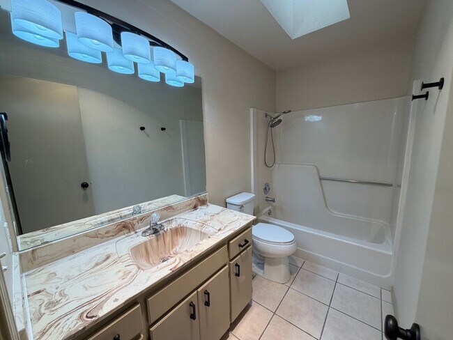 Building Photo - 3/2/2 on culdesac, close to park!