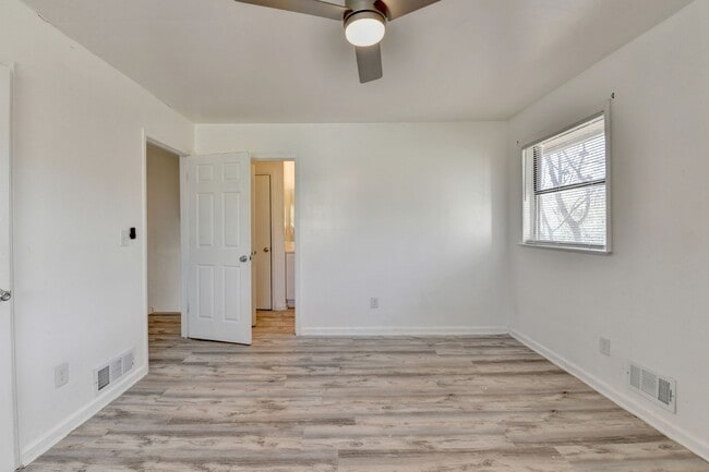 Building Photo - 4 Bedroom/2 Bath Renovated Home Available ...
