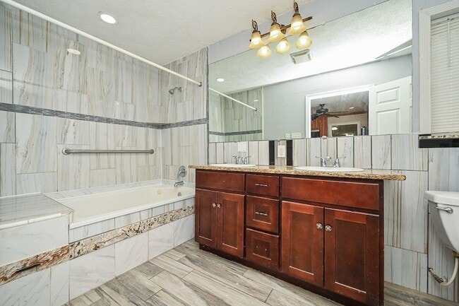 Building Photo - 416 N Houston Ave