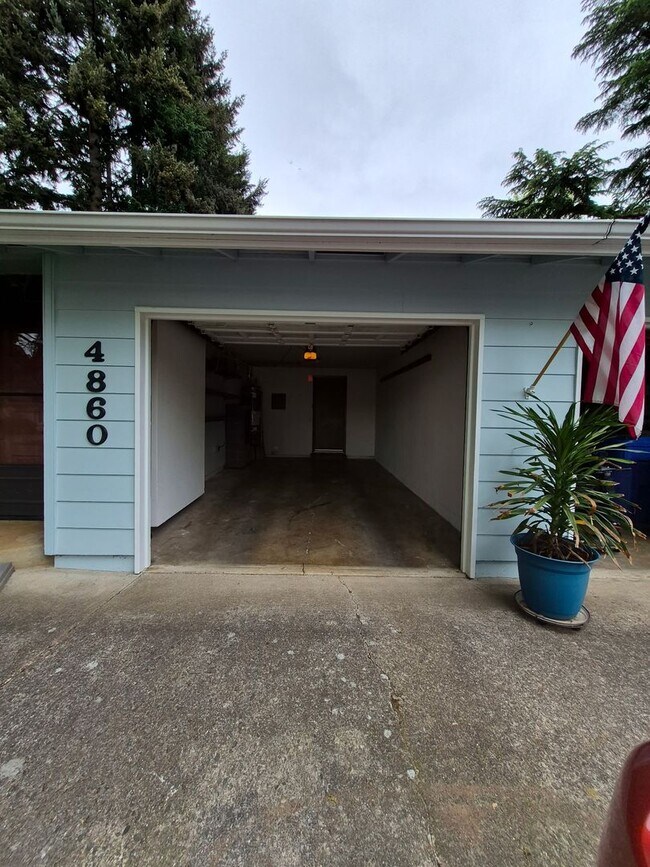 Building Photo - Charming South Salem Duplex!