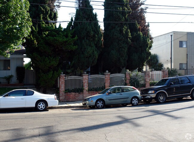 Building Photo - 833 Victor Ave