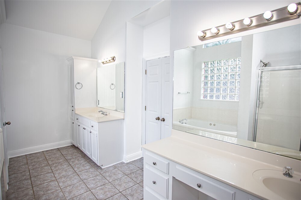 Building Photo - 10562 Oakley Trace Dr
