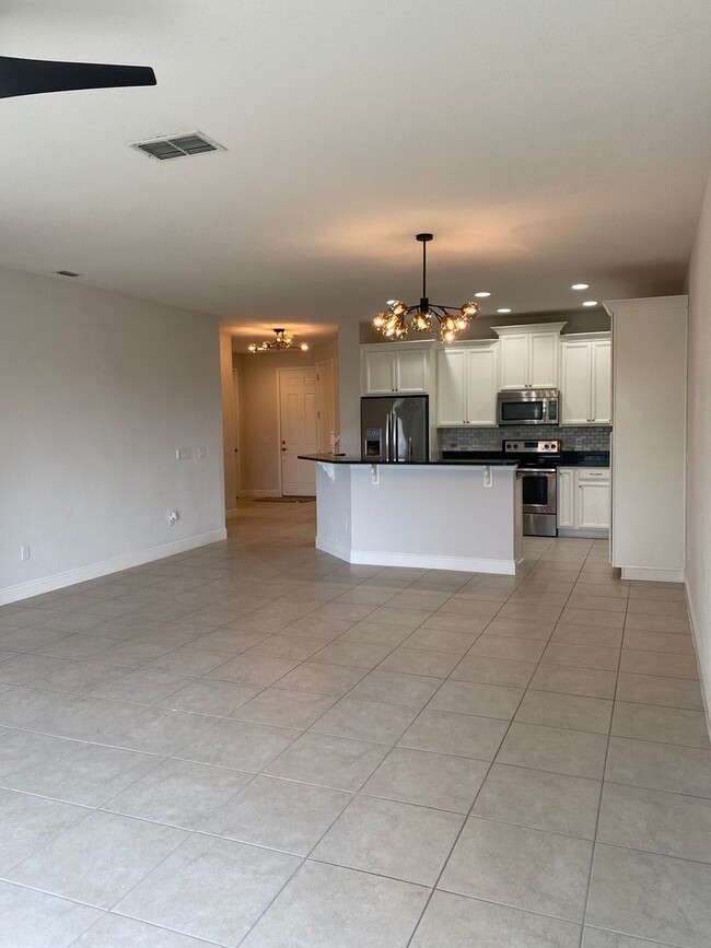 Building Photo - Stunning 4 Bed 3.5 Bath Townhome in Gated ...