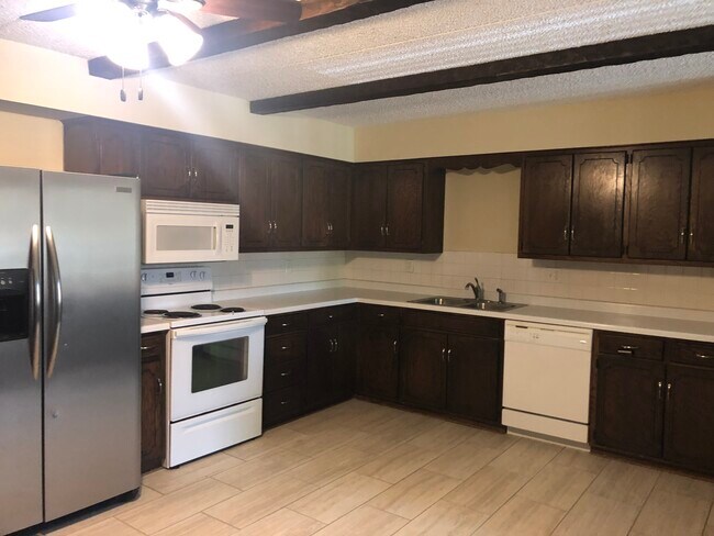 Building Photo - 304 4th St S