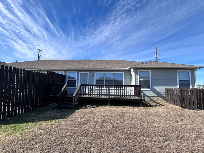 Building Photo - Inviting Duplex with a Touch of Country Charm