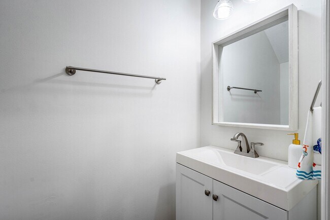 Building Photo - 4890 Bonsai Cir