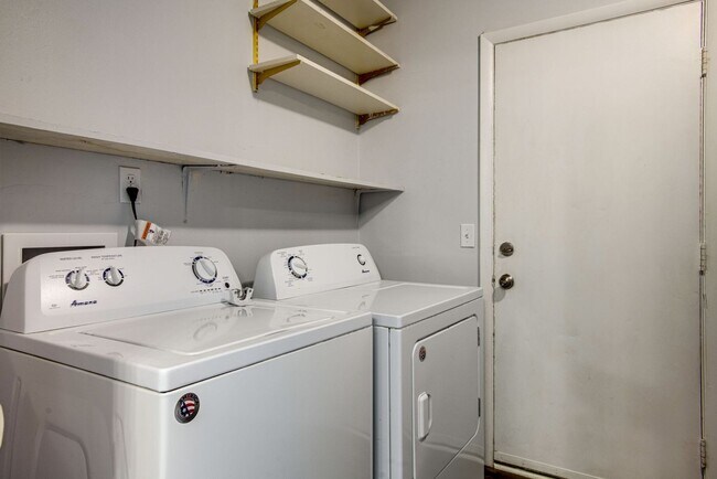 Building Photo - Newly Updated Home Just Minutes From Downt...