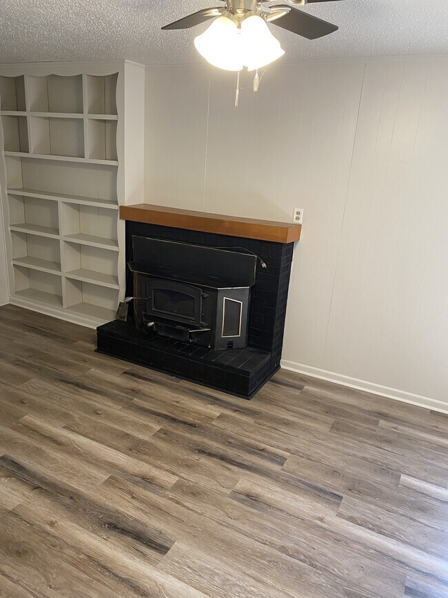 Building Photo - 625 Country Club Rd