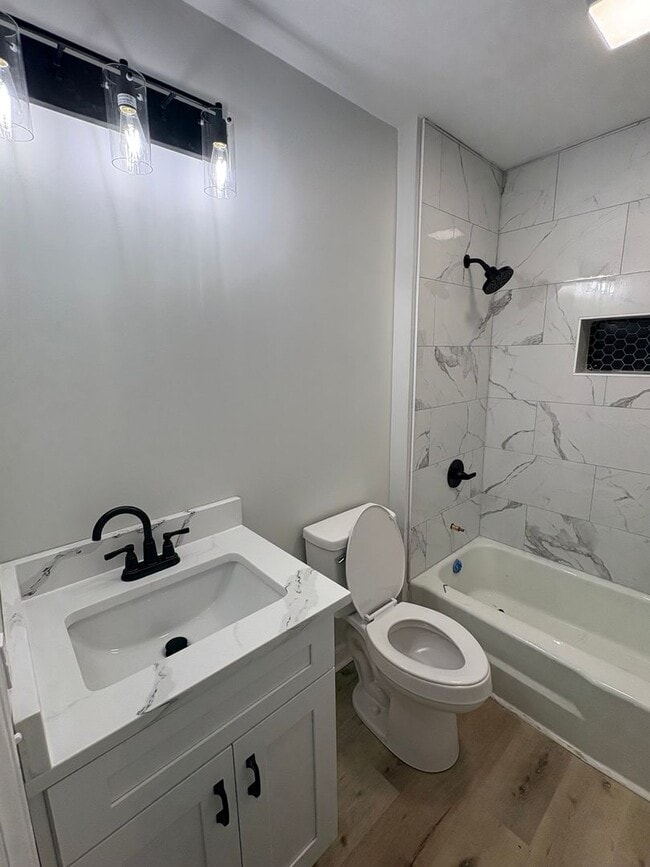 Building Photo - 3 bedroom/ 2 bathroom Newly renovated sing...