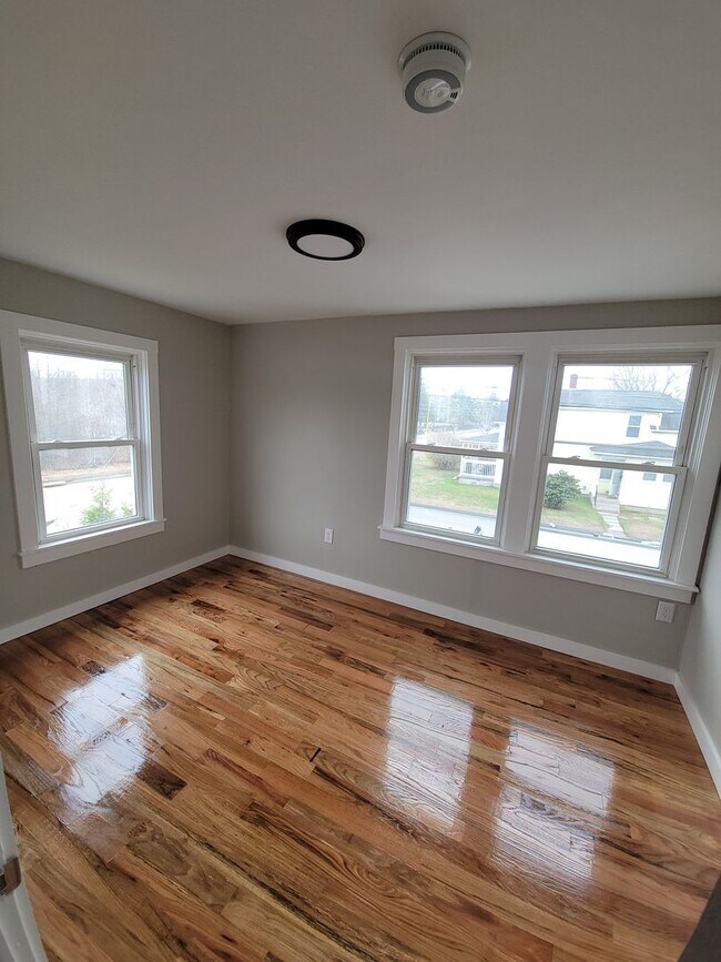 Building Photo - Single-Family Living in Killingly