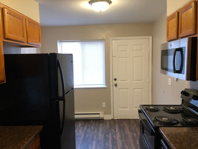 Building Photo - Remodeled 2 Bed 1 Bath Unit Near Children’s Hospital!