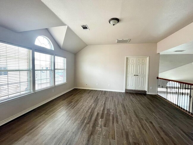 Building Photo - Rare Find! Beautiful spacious 5-bedroom, 4...