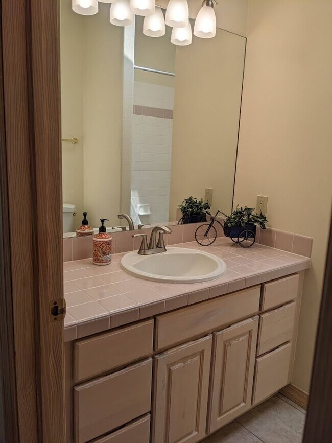 Building Photo - Westside Residence Near Kissing Camels & G...