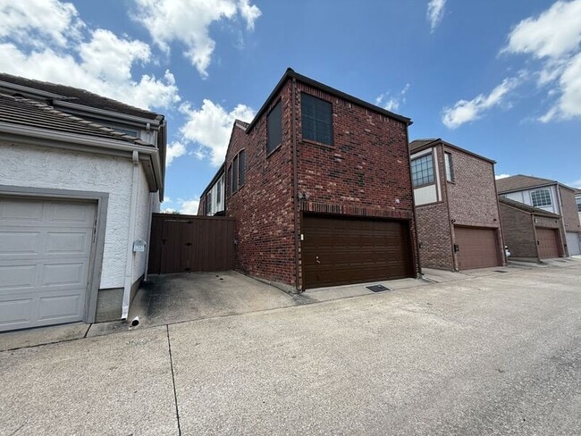 Building Photo - 17007 Vinland Dr