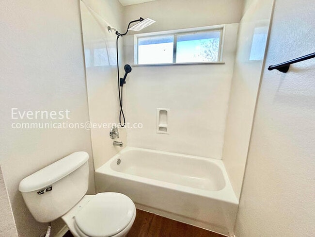 Building Photo - 5 Bed/3.5 Bath Home with Fenced Yard & Garage / Pet-Friendly / Vouchers Accepted