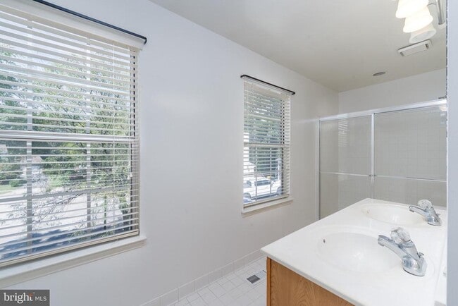 Building Photo - 8005 Silver Fox Dr