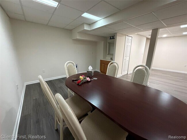 Building Photo - 7043 Foxridge Dr