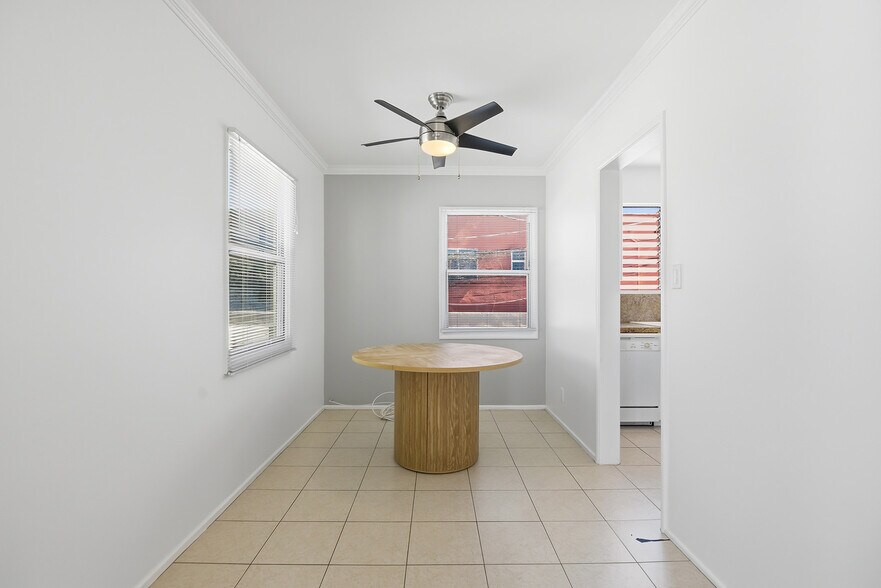 Building Photo - 722 1/2 N Edinburgh Ave