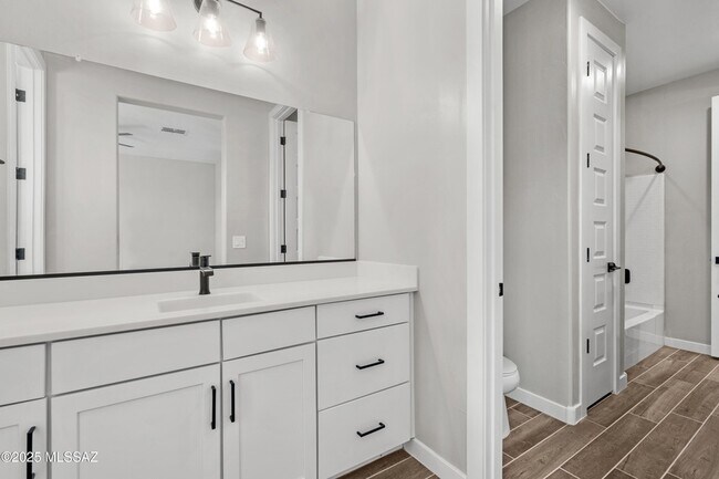 Building Photo - 1009 E Silver Ray Dr