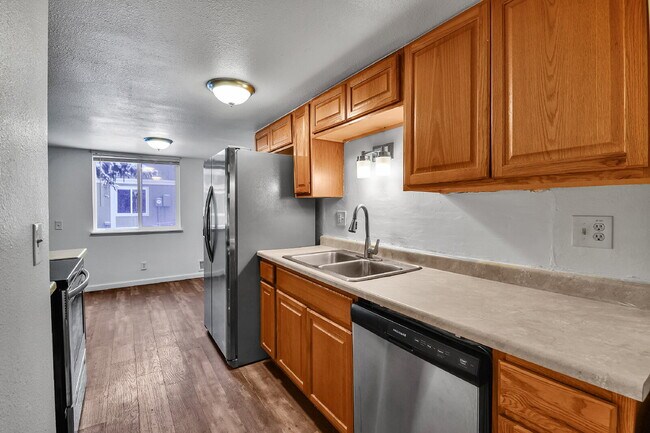 Building Photo - $1,550 - 2 Bed, 1 Bath Condo in Aurora with Central AC and in Unit Laundry!
