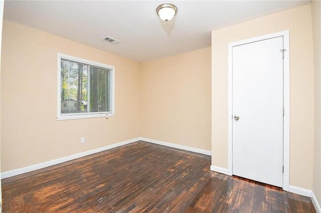 Building Photo - 185 Oak Dr SE