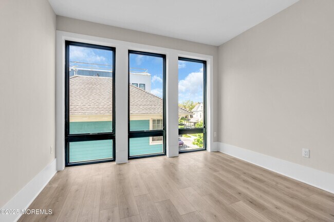 Building Photo - 218 3rd Ave