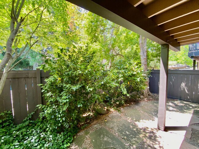 Building Photo - Private, Comfortable Downstairs Condo
