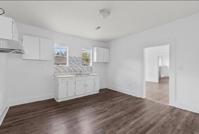 Building Photo - Newly renovated 3 bedroom, 2 bath home wit...