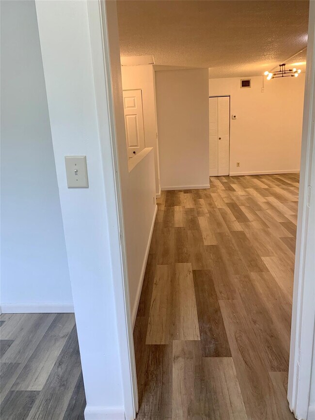 Building Photo - 511 Gardens Dr