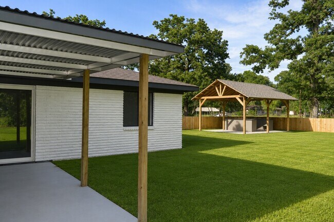 Building Photo - 24994 Robert Dr