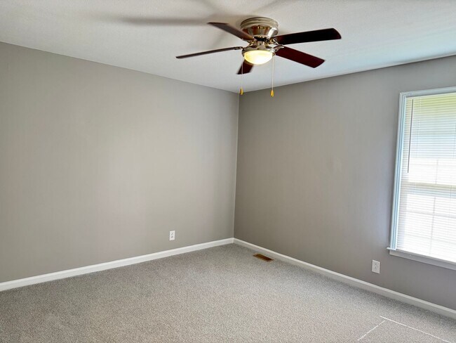 Building Photo - Convenient location! Cute 4 Bed 2 Bath hom...
