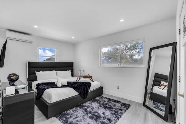 Building Photo - 1255 NE 199th St