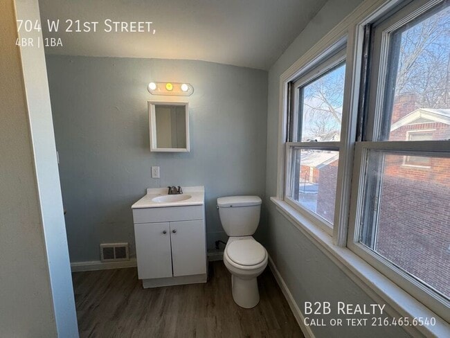 Building Photo - 704 W 21st St