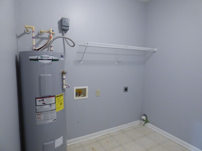 Building Photo - Lovely, Spacious 4 BR House! Vaulted Ceili...