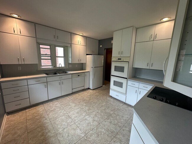 Building Photo - Beautiful Single Family Home Across from L...