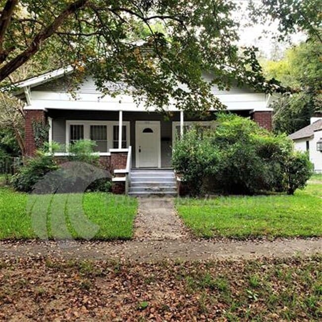 Building Photo - Spacious 3BR/2BA Rental with Hardwood Floors & Updated Living Room